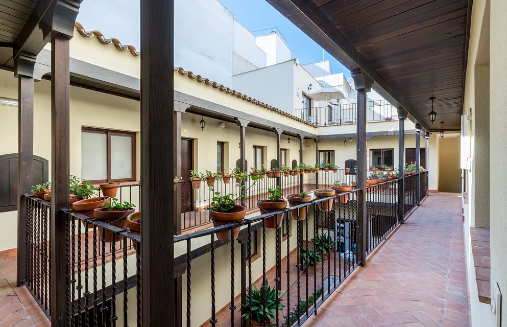 Corrala del Siglo XIX Vista general de la hermosa corrala de Hoteles del Sur,adornada con macetas