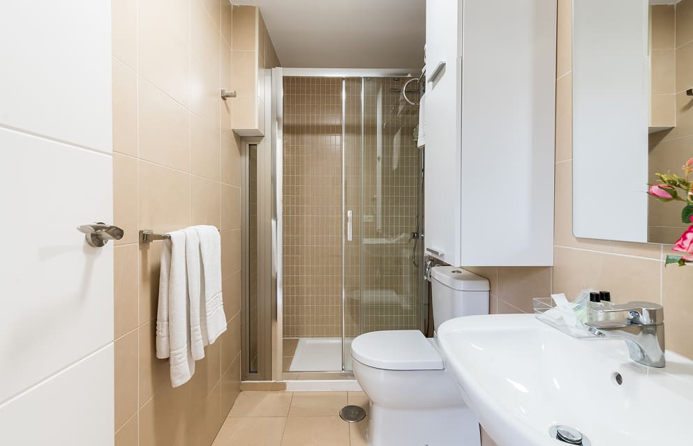Cuarto de Baño Cuarto de Baño con ducha, con alicatado en color arena