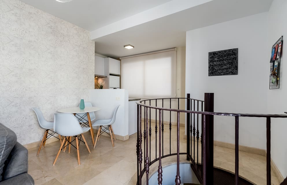 Duplex Apartamento tipo duplex, con escaleras de caracol que comunican ambas plantas